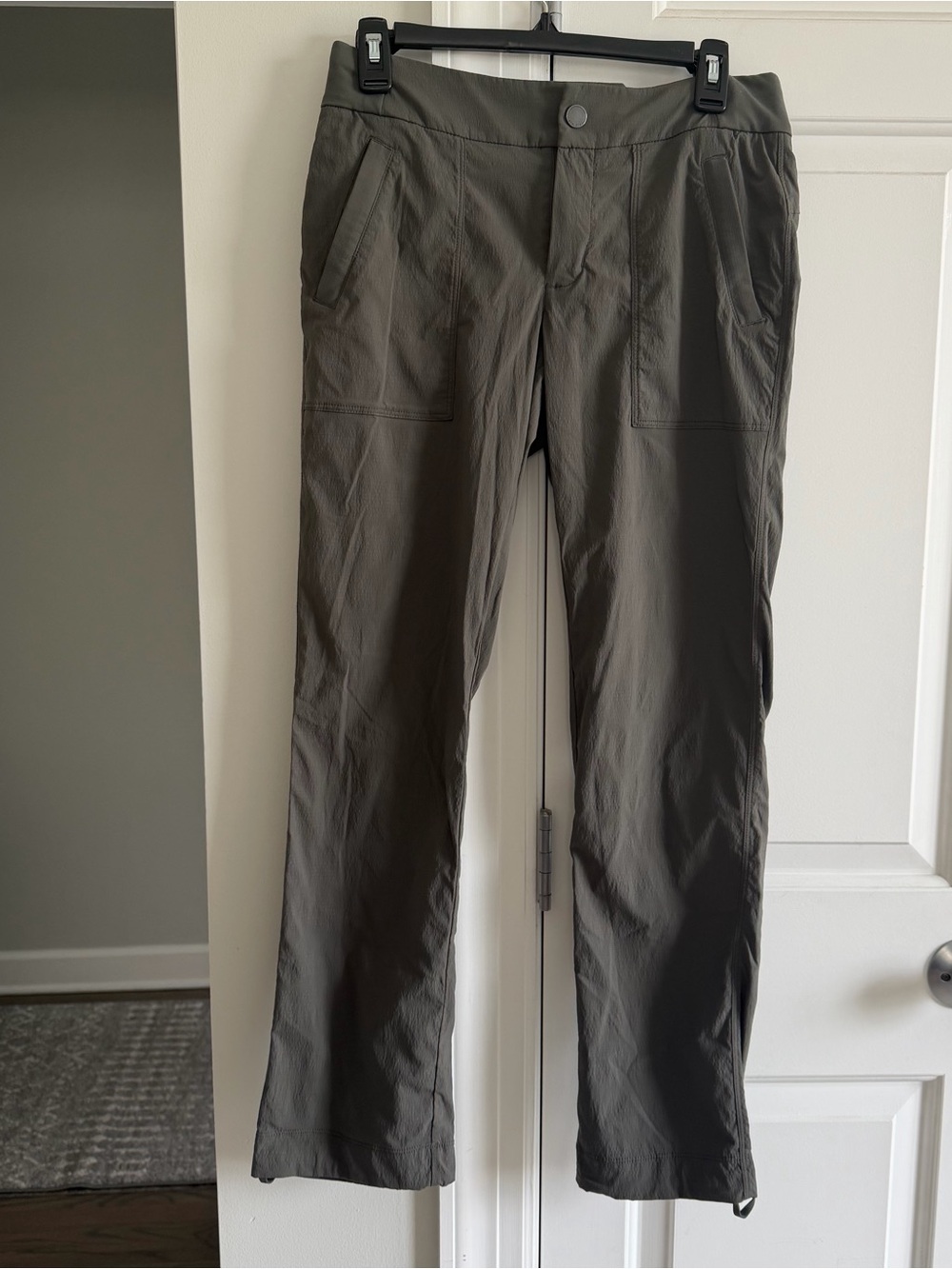 Athleta Straight Leg Pant Trekkie Olive Green Hiking Travel Size 4 Outdoors